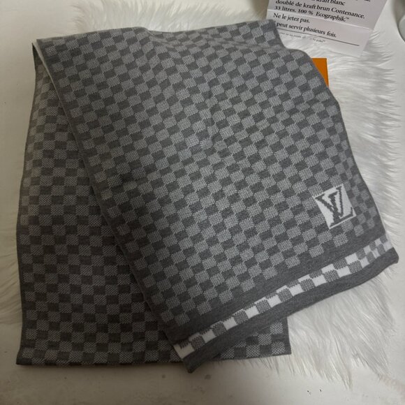 Louis Vuitton women‘s print scarf - Picture 1 of 6